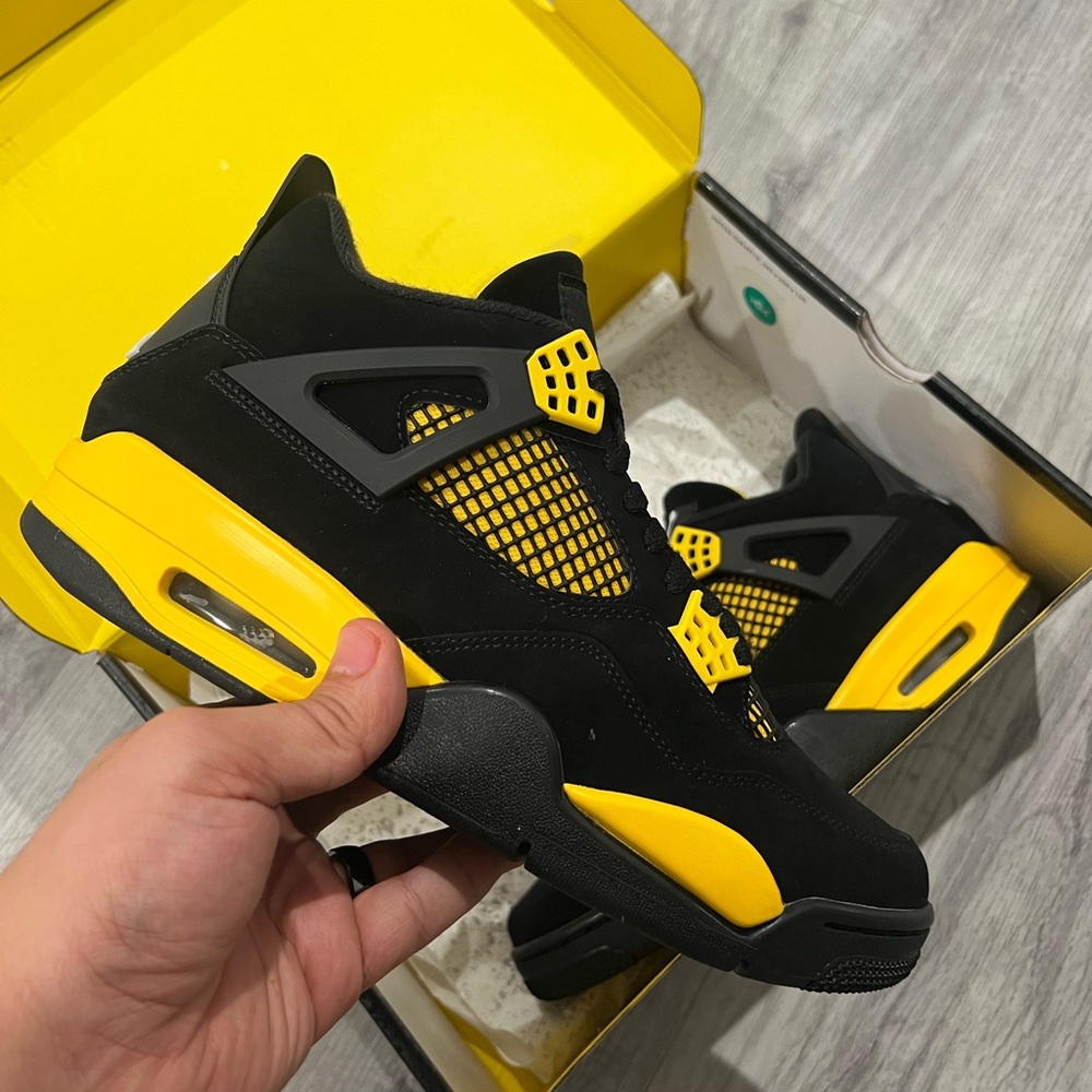 DS jordan 4 yellow thunder size 9.5